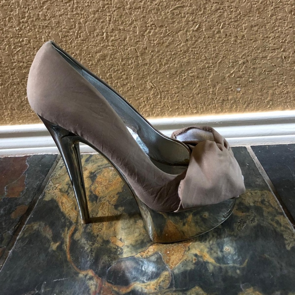 Alluring platform sandals fit for a diva!